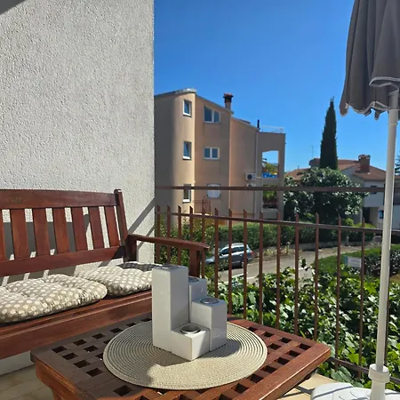 Tesla-one Bedroom