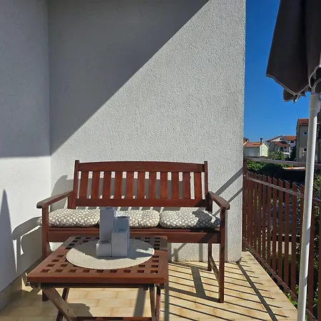 Tesla-one Bedroom